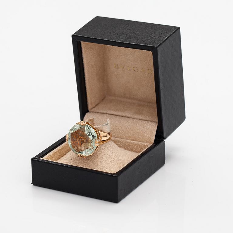 Bulgari, An 18K gold ring "Parentesi" with a green quartz and ca. 0.70 ct of brilliant cut diamonds in total.