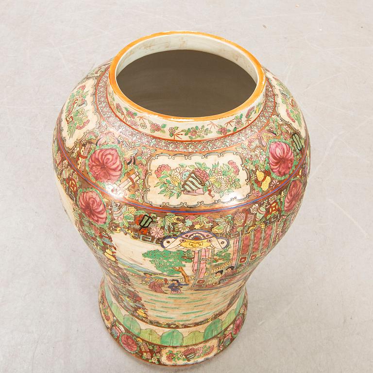 A Chinese ceramic urn early 1900s.