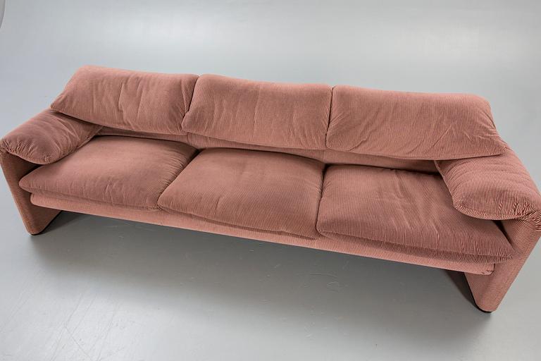 Vico Magistretti, sofa "Maralunga" for Cassina later part of the 20th century.