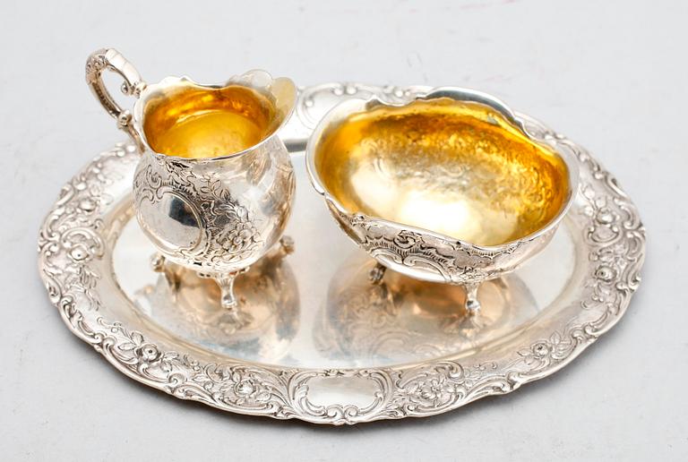 SOCKERSKÅL, GRÄDDKANNA OCH BRICKA, silver, Tyskland. Tot vikt 349 g.