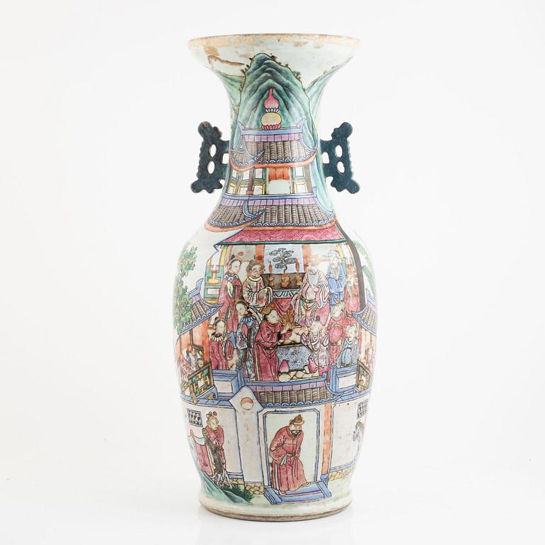 A famille rose vase, Qing dynasty, 19th Century.