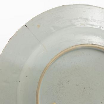 Tallrikar, tre stycken, porslin. Qingdynastin, 1700-tal.