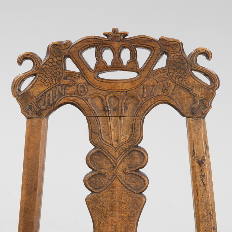Kronstol, barockstil, bär datering 1781.