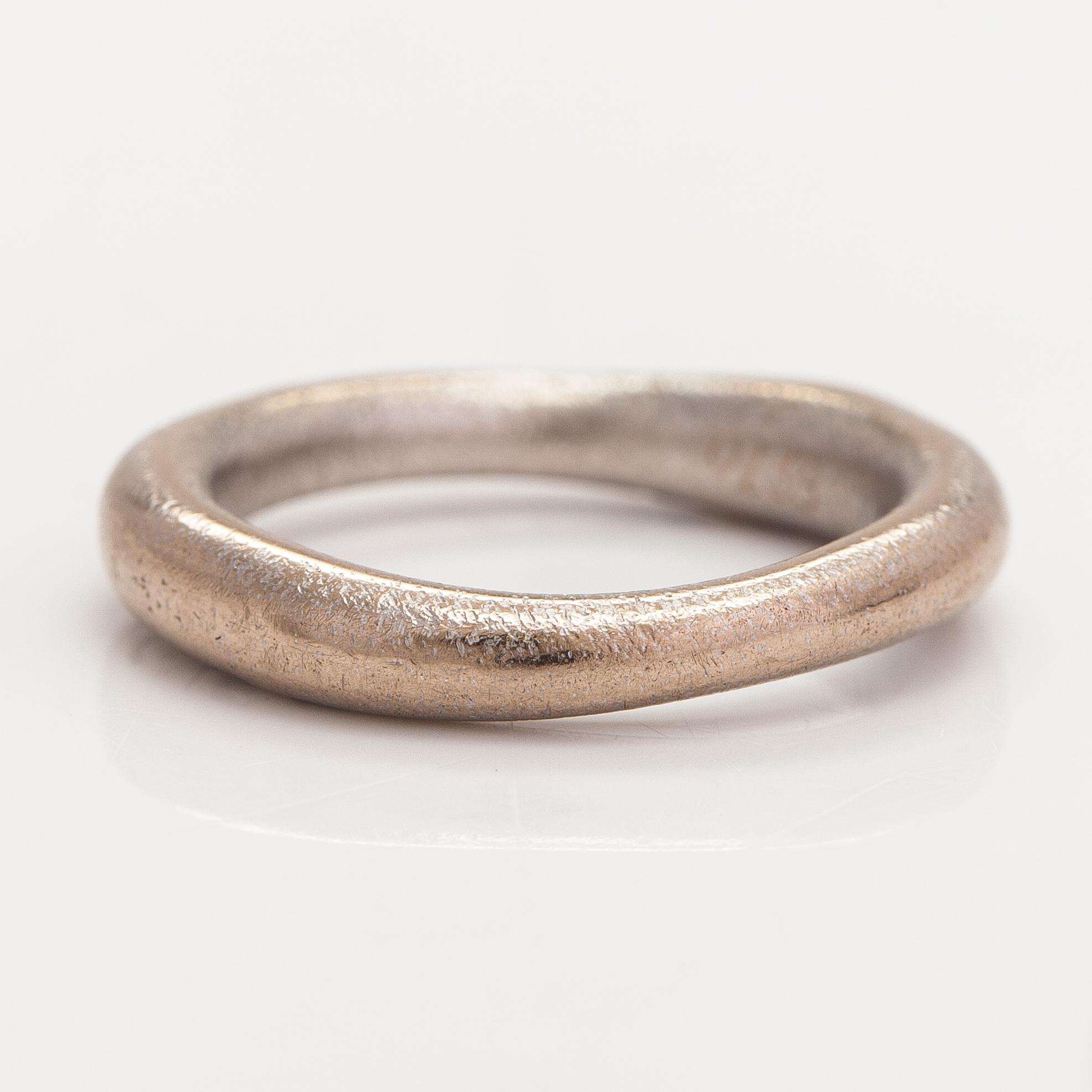 Ole Lynggaard, An 18K white gold "Love 3" ring. Denmark.