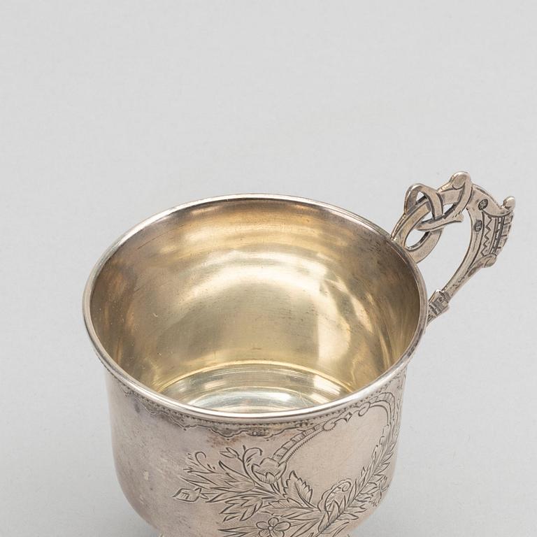 A russian cup and strainer in silver and enamel from 1896 and after 1958.