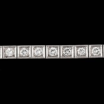 1181. ARMBAND, platina med briljantslipade diamanter tot. ca4,0ct. Vikt ca 19g.