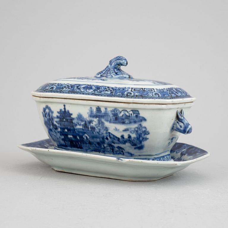 A Chinese blue and white porcelain butter terrine with lid and dish, Qing Dynasty, Qianlong (1736-1795).