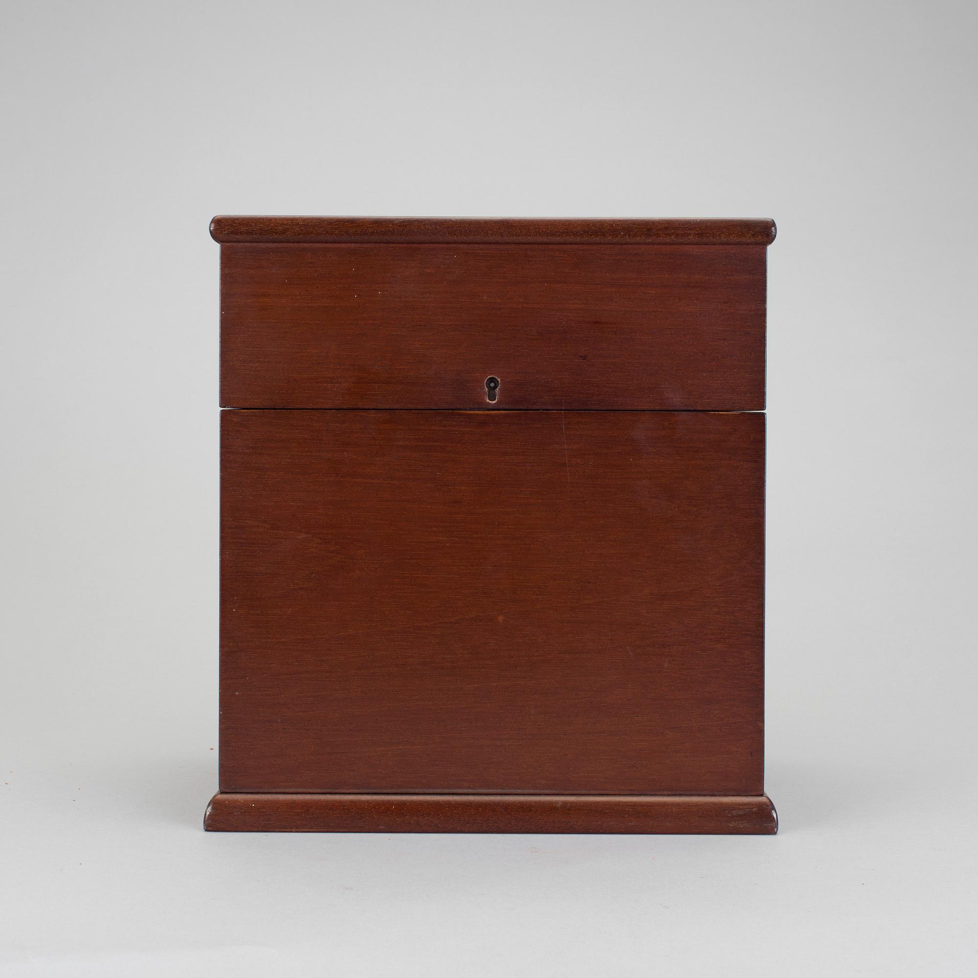 SCHATULL med 3 KARAFFER, "Linné", Olle Alberius Orrefors, 1900-talets andra hälft, numrerad upplaga 58/100.