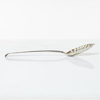 Thomas Wallis I, pokal, silver, London, England 1773 och Thomas Northcote, sked, silver, London, England 1789.