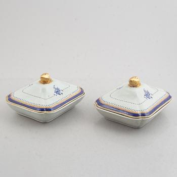 A pair of two enamelled and gilt tureens with covers, Qing dynasty, Jiaqing (1796-1820).