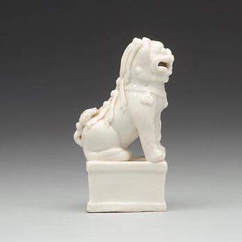 RÖKELSEHÅLLARE, blanc de chine. Qingdynastin, Kangxi (1662-1722).