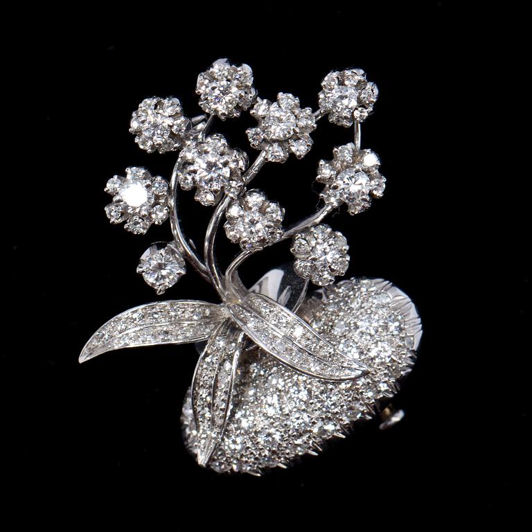 BROSCH, 14k vitguld, briljantslipade samt åttkantslipade diamanter ca 1.30 ct, Alessandria, Italien. Vikt ca 11 g.