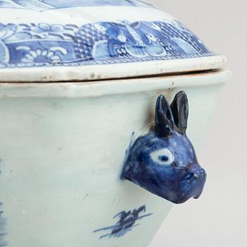 A blue and white tureen with cover, Qing dynasty, Qianlong (1736-95).