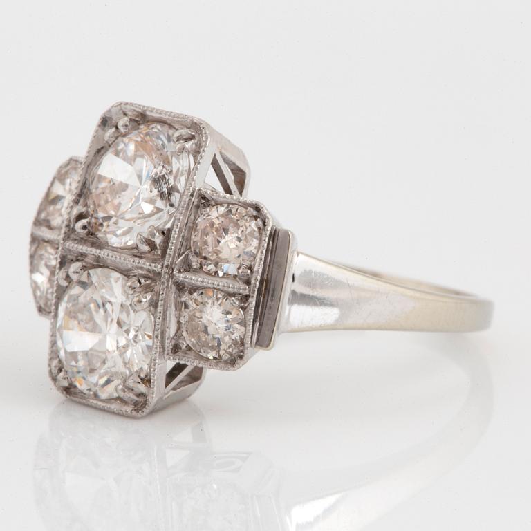 An 18K white gold ring set with old-cut diamonds with a total weight of ca 1.50 cts.