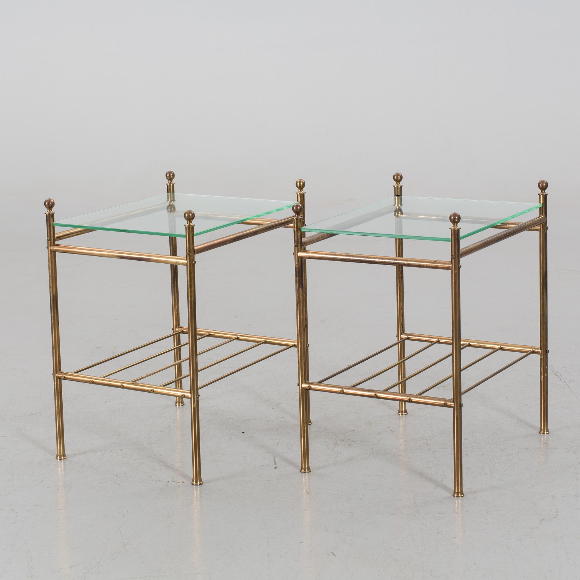 SÄNGBORD ETT PAR, mässing och glas, 1900-talets senare del.