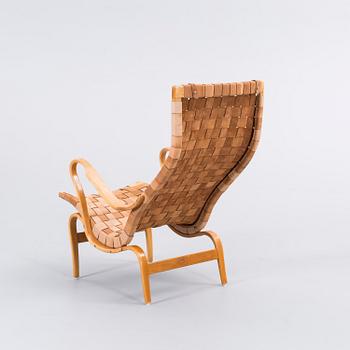 A 1977 Bruno Mathsson "Pernilla" lounge chair.