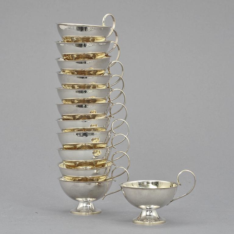 PUNCHMUGGAR, 12 st, silver, K&EC, Göteborg, 1950-tal. Vikt 370 g.