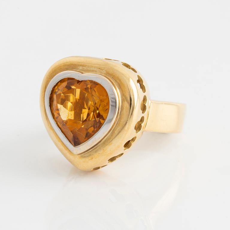 Ring, gold with heart-shaped citrine.