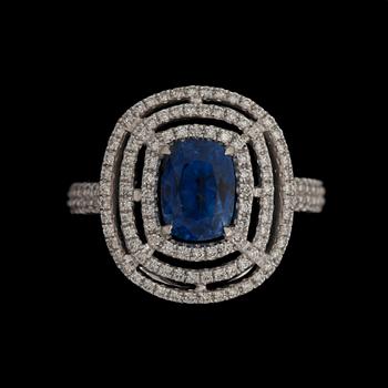 A facett cut sapphire ring, 3.05 cts set with brilliant cut diamonds tot. 0.47 ct.