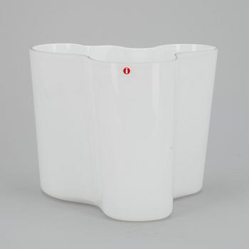 VAS, opalglas, signerad Alvar Aalto, Iittala 1970/80-tal.