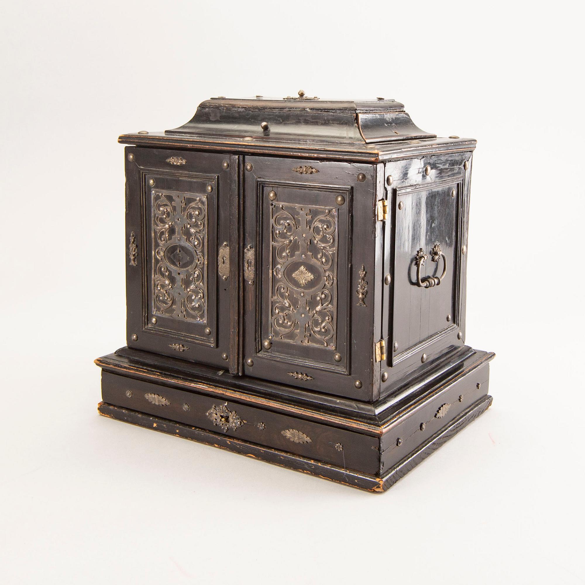 A Baroque/Baroque-style miniature cabinet 18/19th century.
