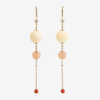 Ole Lynggaard ett par påhängen till örhängen.