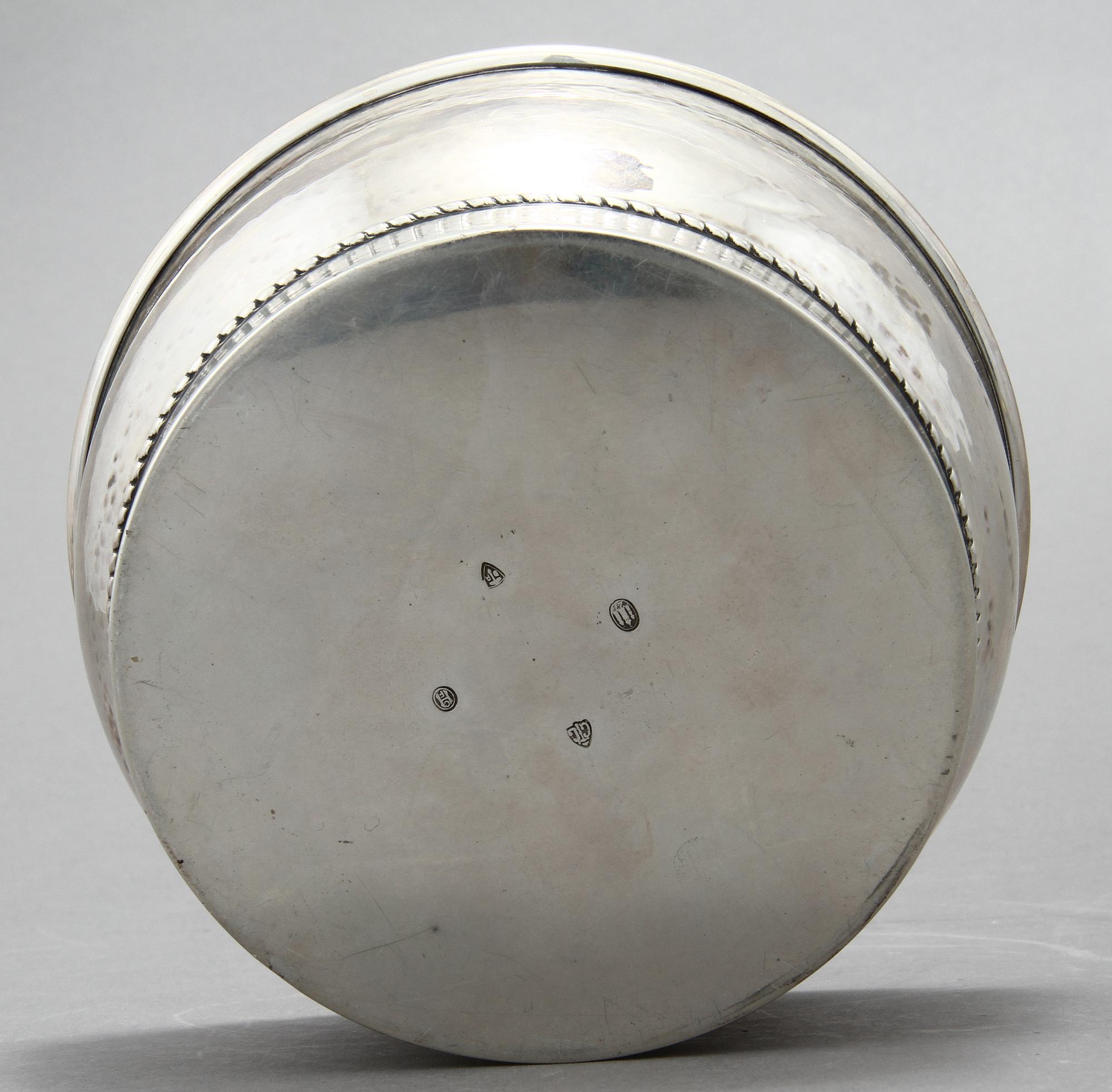 SKÅL PÅ FOT samt SKÅL och KAROTT, silver, Sverige och Danmark, 1900-tal. Vikt 700 gram.