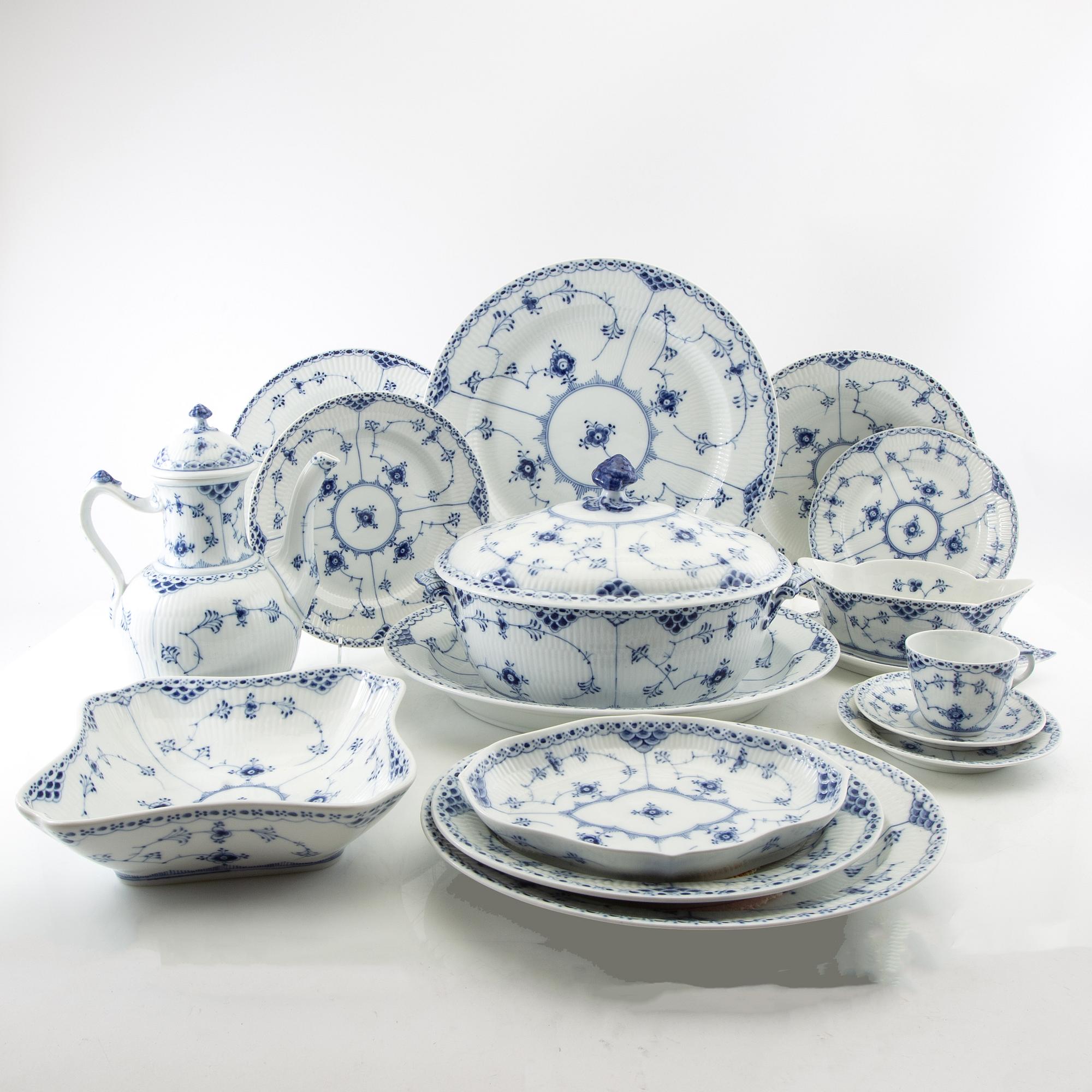 Royal Copenhagen, servis, 92 delar, "Musselmalet halvblonde" , Royal Copenhagen, Danmark.