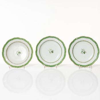 A set of six Chinese export porcelain service pieces, Qing dynasty, Qianlong (1736-95).