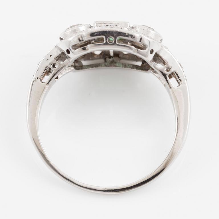 Ring 14K guld med en fasettslipad smaragd och gammalslipade diamanter.