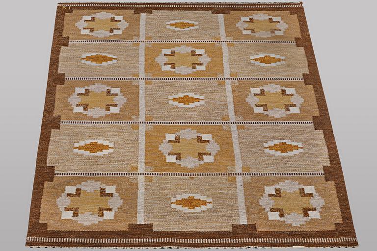 Ingegerd silow, a flat weave carpet, signed IS, ca 228 x 167 cm.