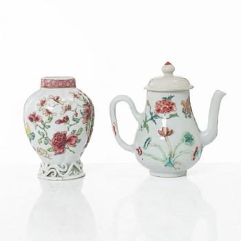 Tedosa och kanna samt kopp och lock, porslin, Kina, Qingdynstin, 1700-tal.