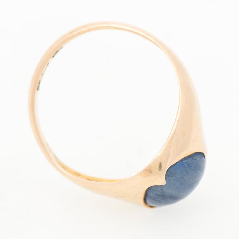 A RING, cabochon cut sapphire, 14K gold.