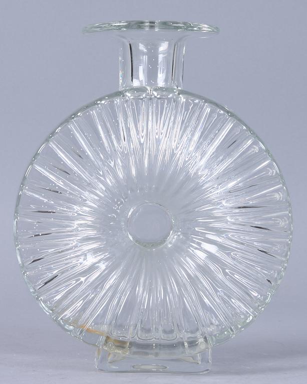 KARAFFER, 4 st samt VAS, glas, 1900-tal.
