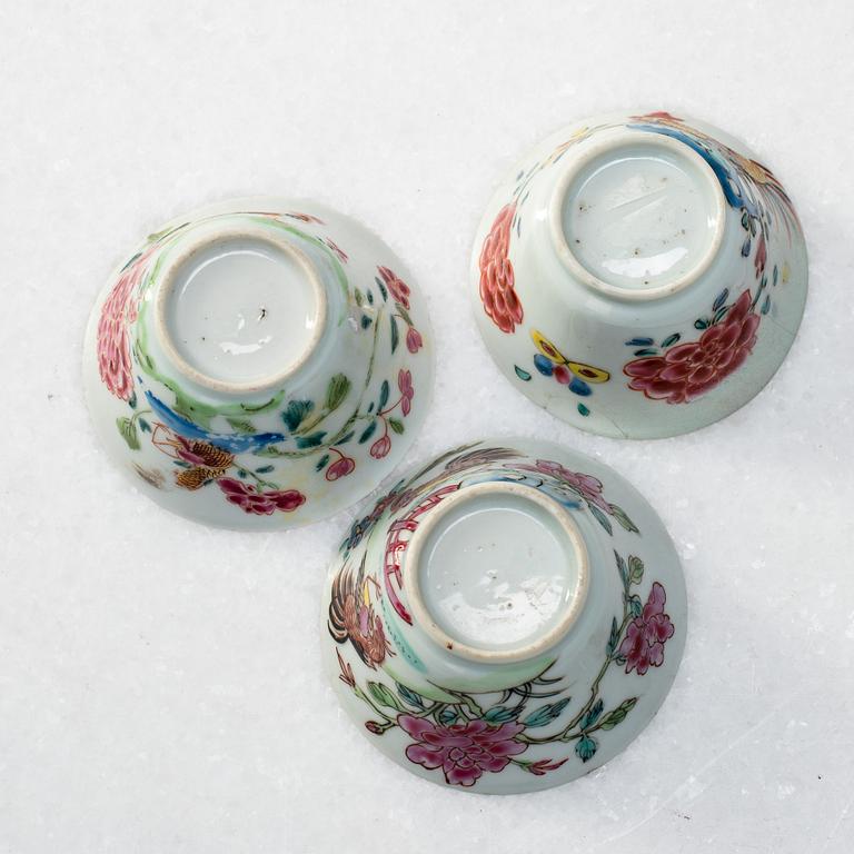 KOPPAR med FAT, tre stycken, porslin. Qingdynastin, Yongzheng (1723-35).