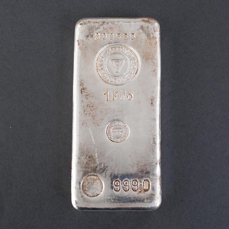 A fine silver 999,5 ingot from Switzerland. Weight ca 1 kg.