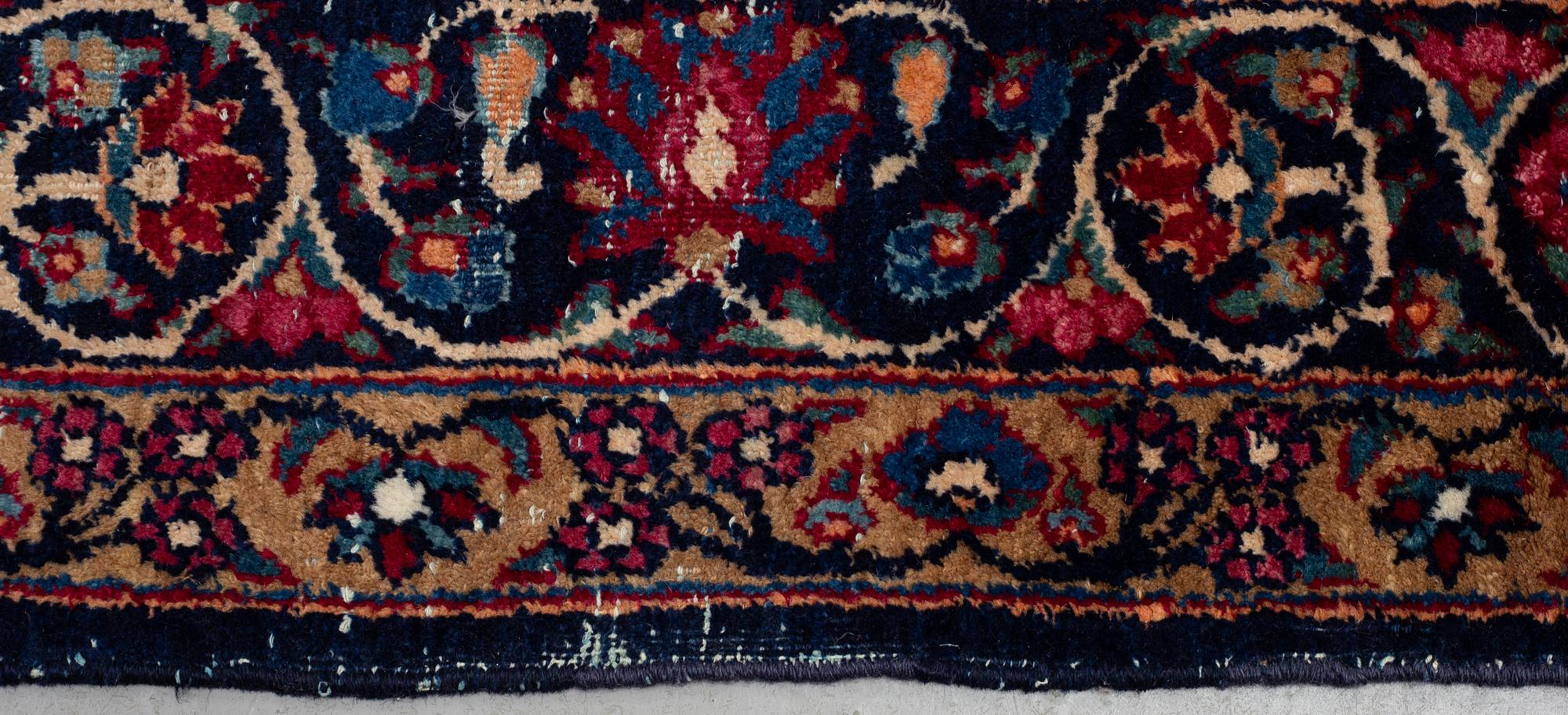 A carpet, an antique/a semi-antique Yezd, ca 557-562 x 366,5-370,5 cm.