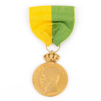 MEDALJ, 18 K guld Med Konung Gustav V, Kungl Patriotiska Sällskapet. Vikt ca 19 g.