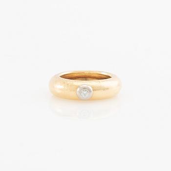 Ole Lynggaard, Ring 18K rött och vitt guld med en rund briljantslipad diamant.