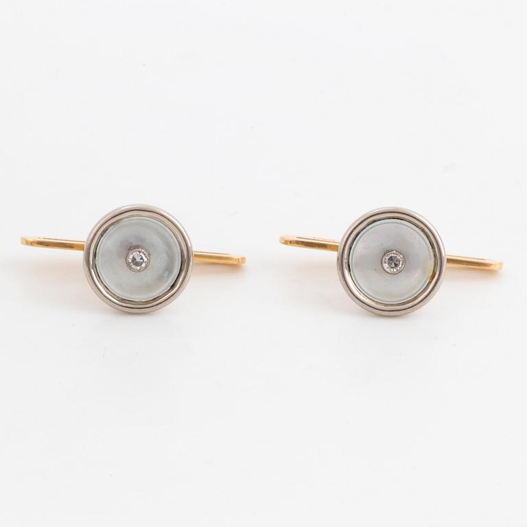 Cufflinks and shirt buttons, 18K gold and mother of pearl.