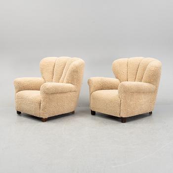 Fritz Hansen, a pair of hearling upholstered model 1518 slounge chairs, Denmark, 1940's.