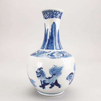 A late Qing blue and white porcelain vase.