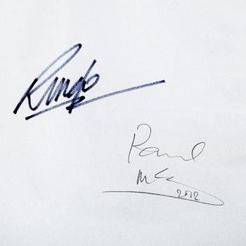 THE BEATLES, RINGO STARR SAMT PAUL MC CARTNEY, egenhändiga autografer. Daterad 2012.