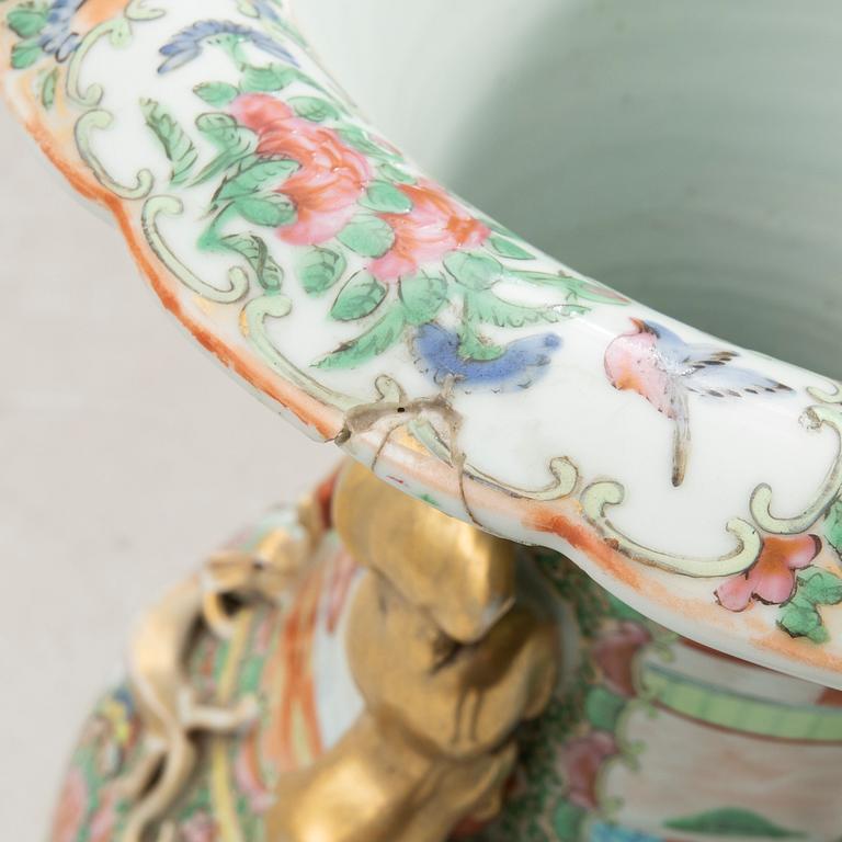 Vas, porslin. Sen Qingdynasti.