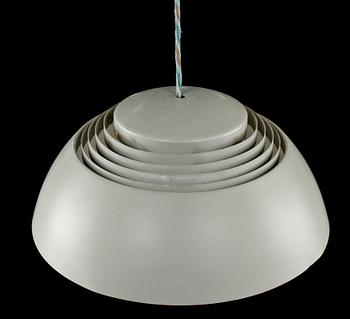 TAKLAMPA, "AJ-pendel", Arne Jacobsen för Louis Poulsen, 1900-talets andra hälft. Höjd ca 20 cm.