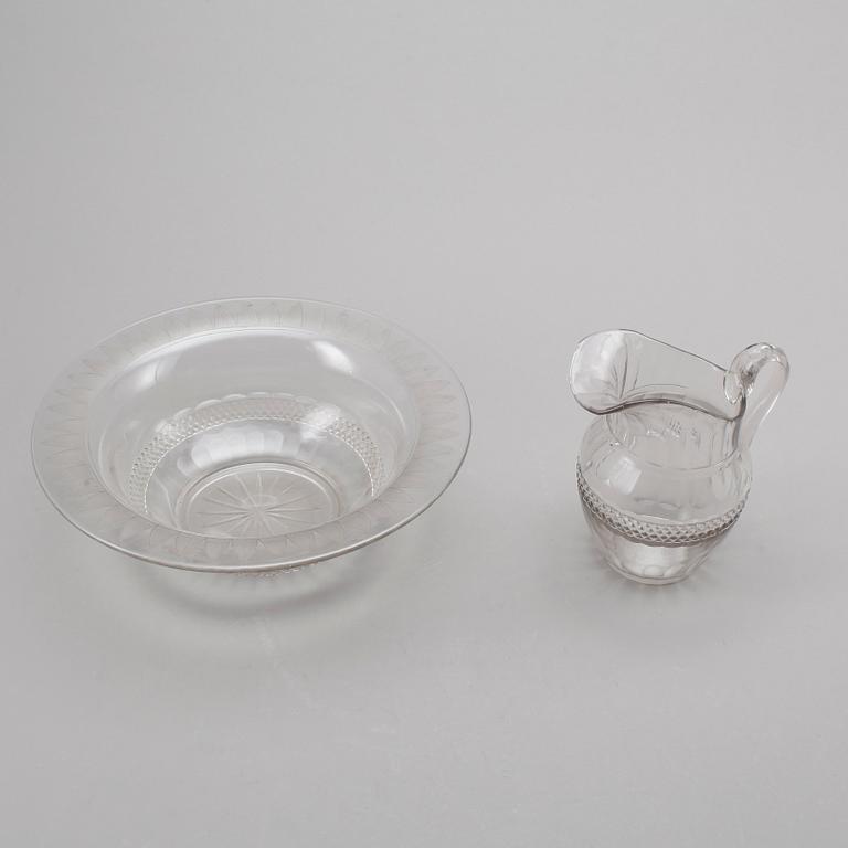 TVÄTTFAT OCH KANNA, glas, tidigt 1800-tal.