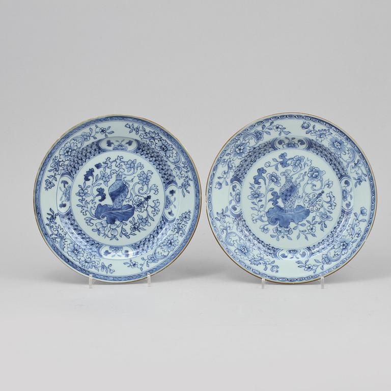 TALLRIKAR, ett par, porslin, Kina, 1700-tal.