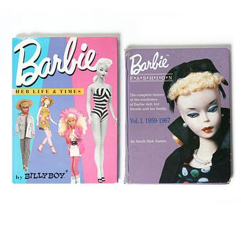 Böcker, Barbie, 16 st,  bland annat, "Barbie - her life and times" & "Barbie Fashion vol I & II".