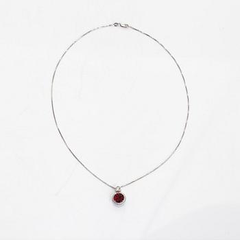 Kaulakoru, 18K valkokultaa, fasettihiottu granaatti ja timantteja.