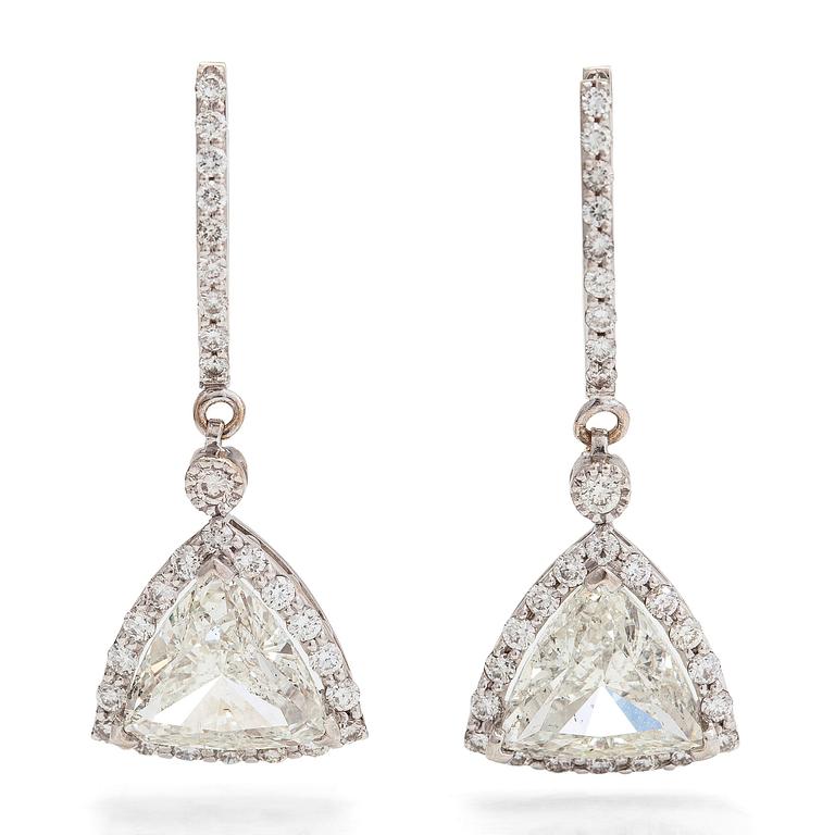 A pair of 18K white gold earrings with diamonds ca. 4.76 ct in total.